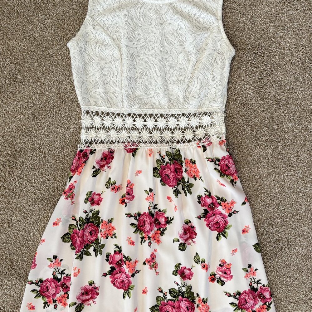 WOMEN’S RUE 21 SLEEVELESS DRESS WHITE & FLORAL PRINT – SIZE SMALL